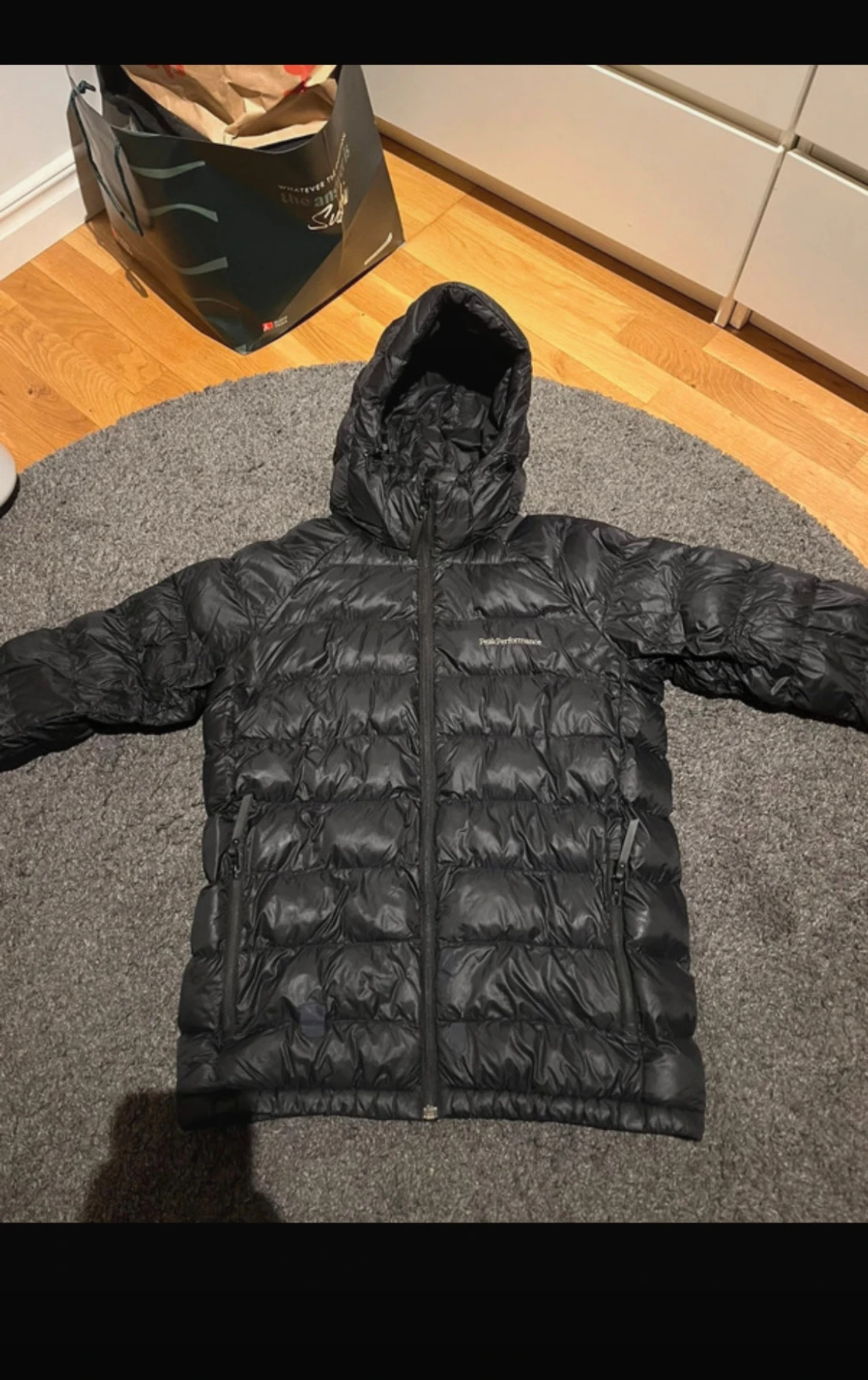 Svart dunjacka Peak Performance 170