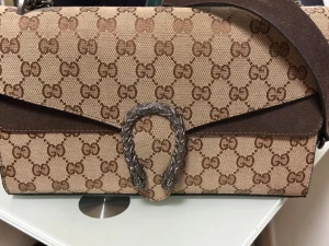 Snygg väska (aldrig använt) - Ej äkta, bra kvalitet.