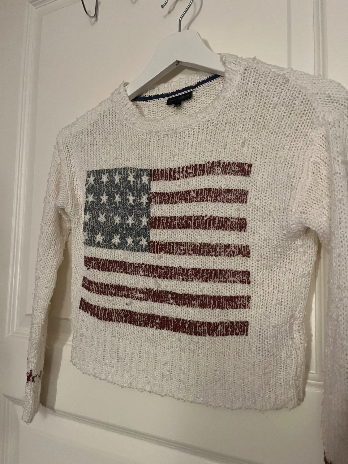 Vit stickad tröja med USA-flagga