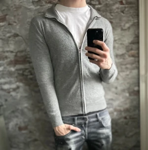 Luca Faloni 100% kashmir fullzip - Mycket fint skick, liten fläck på magen bara. Storlek XS passar dig som är mellan 168-178cm ungefär. Nypris ca 4000kr. Modellen är 185 cm, 79 kg. Självklart äkta - Kolla bara recensionerna! Passar bra nu till vintern. Skriv för mer information!🤝