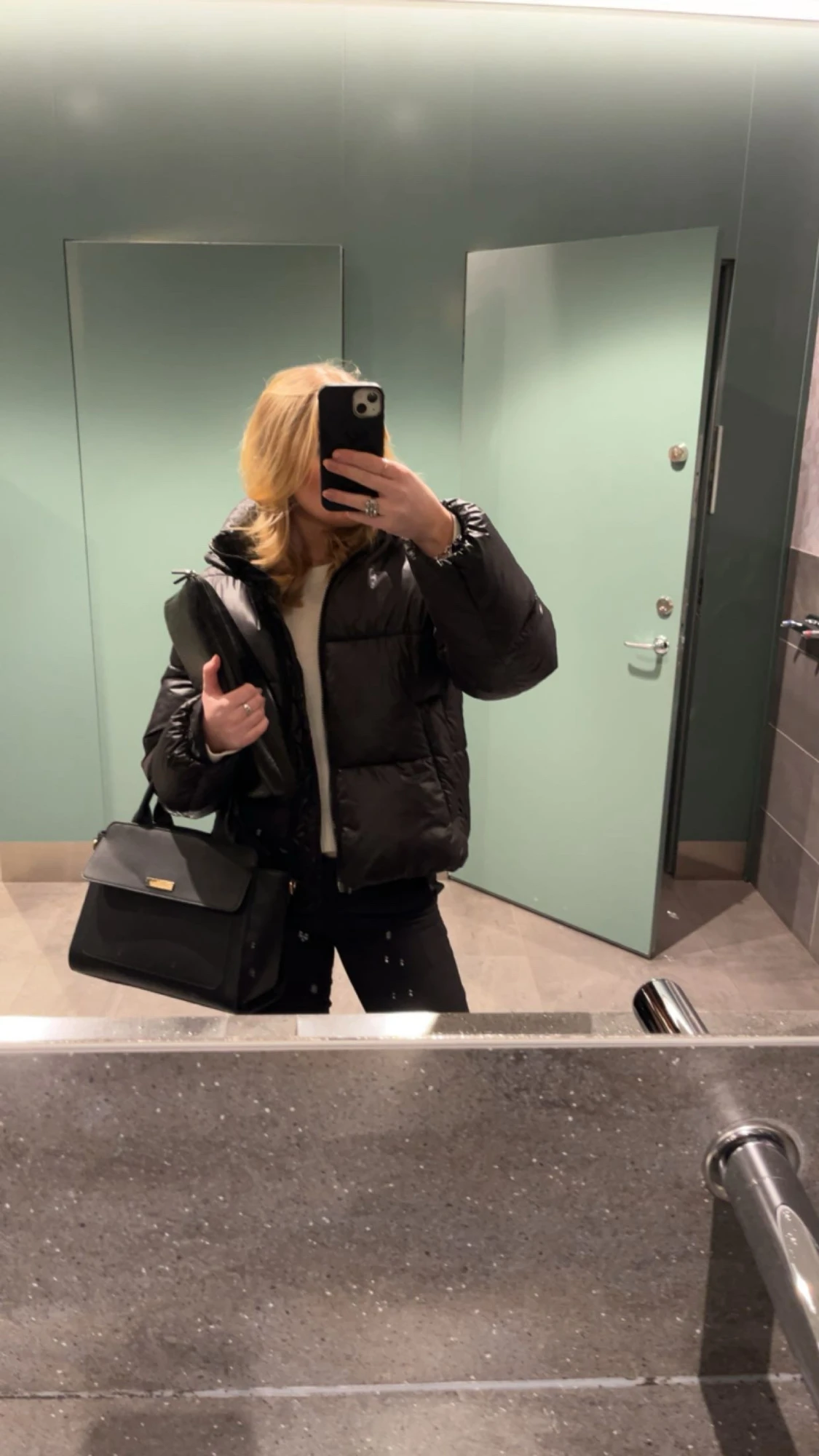 Svart pufferjacka med huva - 1