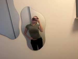 Grön kortärmad topp från Zara - Skims liknande tröja från Zara, super fin och bekväm mot kroppen!💕