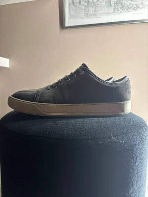 Lanvin Patent Cap Toe  - Lanvin Cap Toe i grått, storlek 43 (UK9). Använda några gånger men i väldigt bra skick. Riktigt snygga och fräscha skor som passar till allt. Box kommer med. Skriv om du har några funderingar! 💭