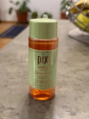 Pixi Glow Tonic 100ml ansiktsvatten - Detta kan bli din Pixi Glow Tonic, ett exfolierande ansiktsvatten med 5% glykolsyra. Kommer i en mintgrön och flaska på 100 ml. Perfekt för att ge huden glow och fräsch känsla. Den är även alkoholfri. Pixin är helt oanvänd som ni kan se på bilden 😍