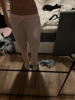 Ljusrosa mjukisbyxor från 157 - Säljer ett par ljusrosa mjukisbyxor från 157 med normal passform. Byxorna har resår och snörning i midjan, samt fickor både fram och bak. Mjukt material som är skönt mot huden och perfekt för chill dagar hemma.