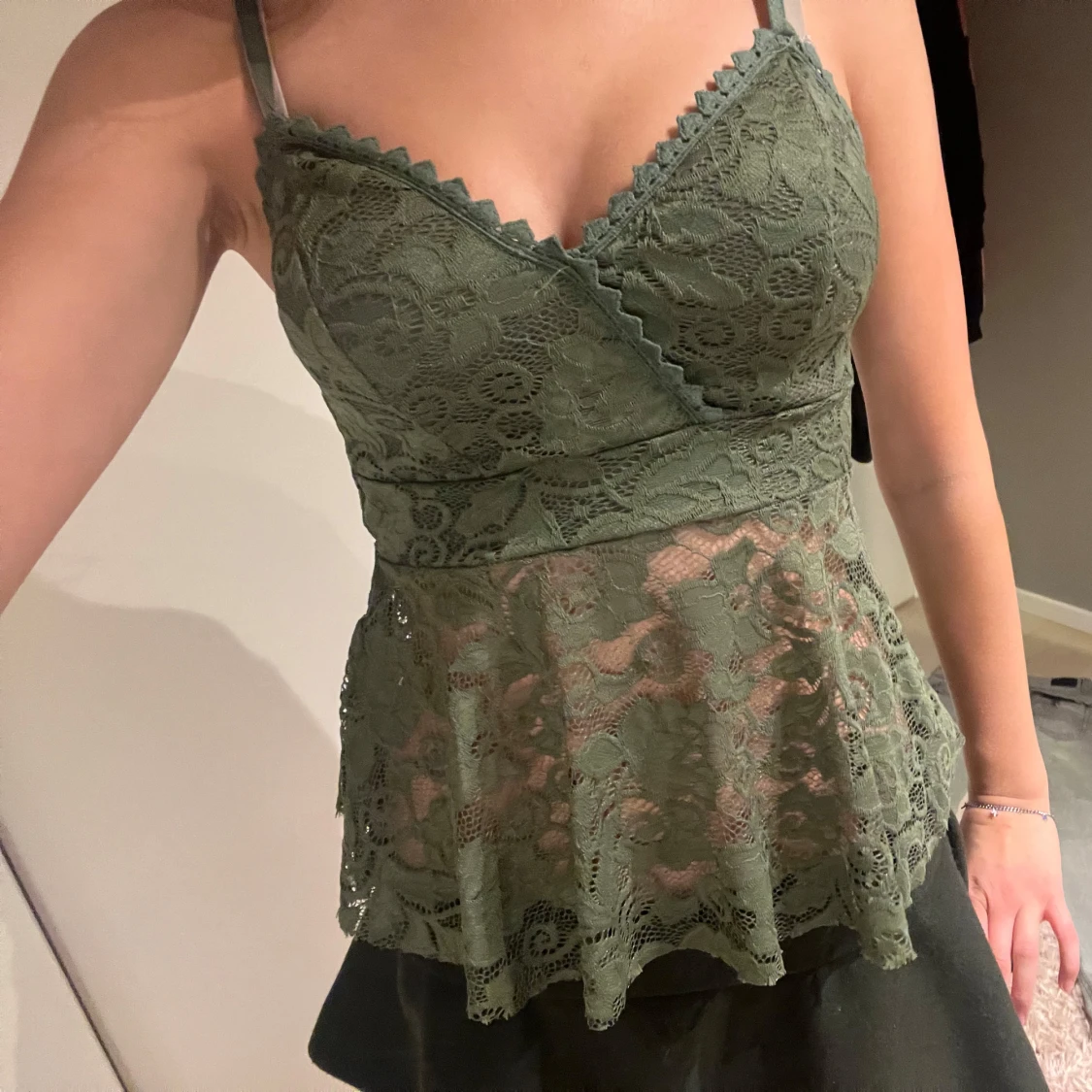 Så snygg mörk grön spetsig omlott linnetopp - 2