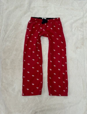 Abercrombie & fitch vintage pyjamasbyxor  - Ett par byxor från Abercrombie & fitch i storlek M. Kan upplevas mindre i storlek, likt en S. Rakt över midjemått: ca 36cm. Innebenslängd: ca 72cm. Jag fraktar inom 24h. Se liknande plagg i min profil!