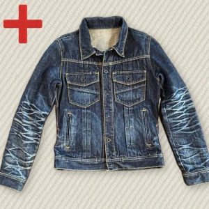  Selvedge Jeansjacka  - En helt sjuk selvedge jeansjacka från märket DeeTA. Storlek Medium. Otrolig Patina på plagget, speciellt på armarna av jackan. Riktigt fint skick, skriv om du har frågor!  Mått: Längd - 62 cm, Armlängd - 66 cm Axelbredd - 40 cm, Bredd - 48 cm