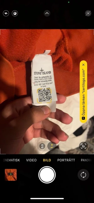 Orange sweatshirt från Stone Island - Säljer en snygg orange sweatshirt från Stone Island med klassisk patch på vänster ärm. Tröjan har rund hals, ribbade muddar och är tillverkad i mjuk bomull. Perfekt för dig som vill ha en clean och stilren look med street-vibe.