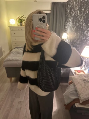 Gina väska - Säljer min flätade väska från gina med silvrig dragkedja, som ny utan synliga tecken på slitage. Tror jag köpte den för runt 400 och säljer för 200. Skriv för fler bilder eller frågor❤️❤️