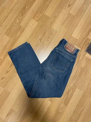 Diesel Jeans - Tja, säljer dessa diesel jeans med raka ben då de inte passar mig. Jeansen har inga tecken på användning och är väl omhändertagen. Mått A: 36cm Mått B: 99cm (182cm på bilden) Hör av er vid frågor. Pris ej hugget i sten