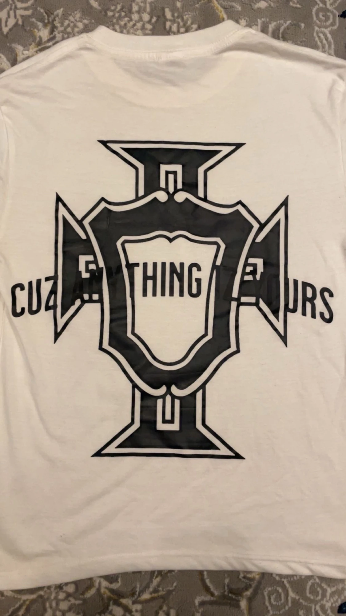 Vit t-shirt med tryck och grafisk design - 1