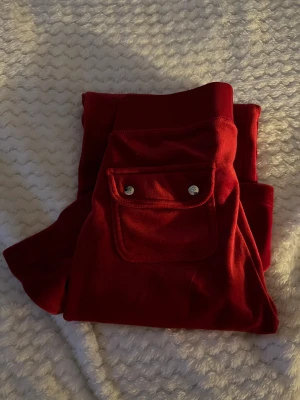 Juciy couture  - Säljer dessa byxor från Juciy couture, i storlek Xxs. Nästan aldrig använda, mycket bra skick, kan sälja för 450, kan sänka priset vid snabba köp! 