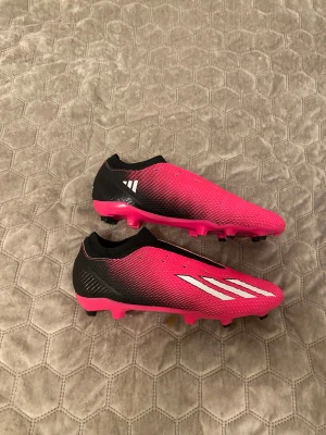 Adidas fotbollskor  - Adidas fotbollskor a-modell, jätte bekväma fotbollsskor och har aldrig använts