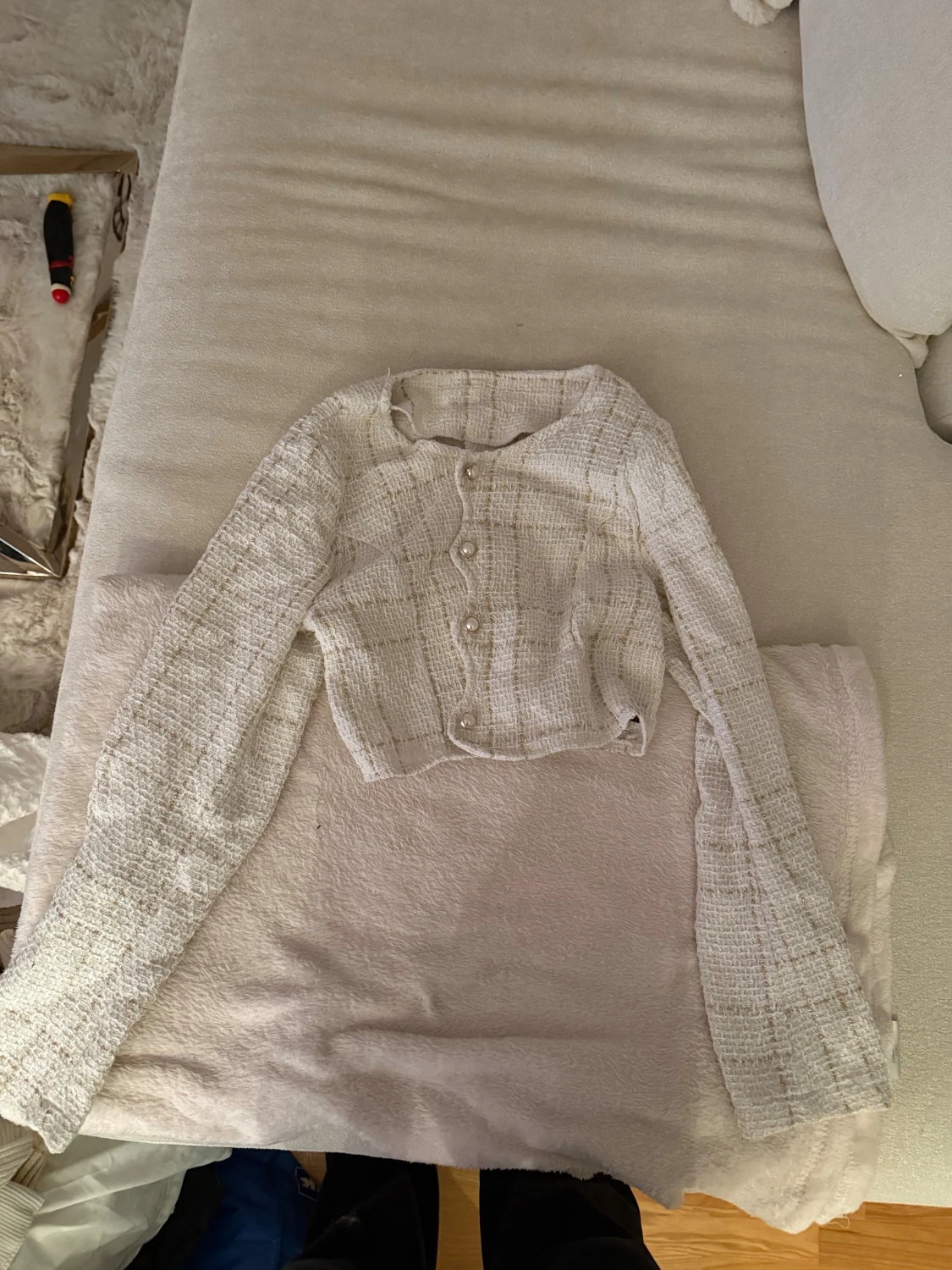 Beige cardigan jacka med pärlknappar