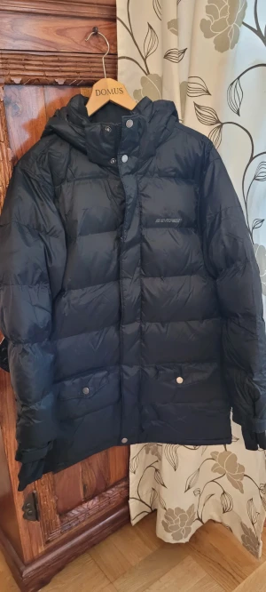 Vinterparkas strl 164 - Tjock och  varm,lite längre jacka från Everest som passar både tjej och kille. Fint skick inga hål eller fläckar.