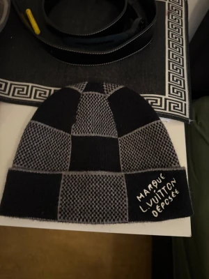 lv Heritage black/grey - Säljer en skön mössa inför vinte väldigt varm och fluffigt använd några gånger den va för dyr och jag kunde inte lämna tillbaka den och ja behöver pengarna skriv i SMS