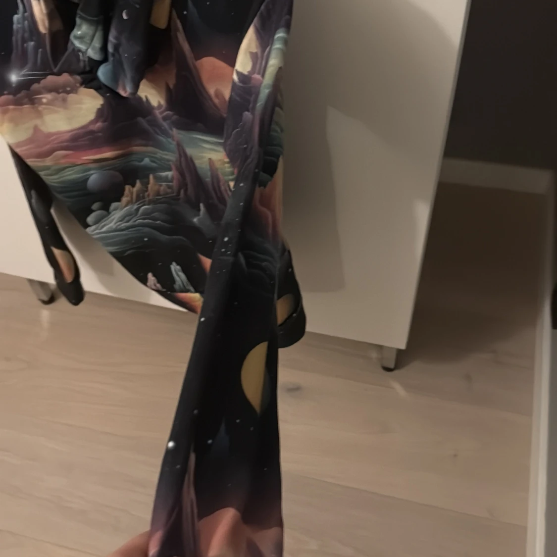 Galaxy hoodie med färgstarkt tryck - 4