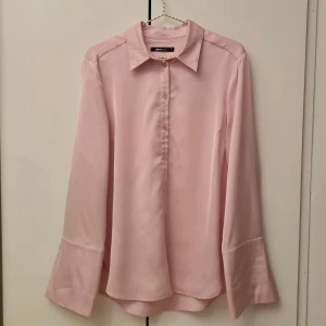 Gina Tricot rosa skjorta - 🌷FÖRST TILL KVARN!🌷Glansig rosa skjorta från Gina tricot i satin, fina bredare ärmar med matchande knappar. Kan dressas upp och ner så passar till många tillfällen.