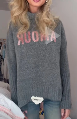 Intressekoll!!Grå polotröja Zadig & Voltaire - Intressekoll!! Jag gillar den väldigt mycket så kollar mest vad man skulle kunna få för den. I nyskick med prislappar kvar. Supermysig grå polotröja från Zadig & Voltaire med texten 'AMOUR' i rosa. Tröjan är stickad i extra fin merinoull, alpaka och polyamid, har ribbade muddar och lång ärm. Perfekt för dig som gillar chill och stilren vibe.