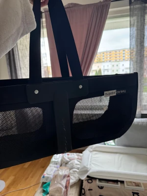 Bugaboo Donkey Sidokorg - Svart Sidokorg till Bugaboo Donkey med meshpaneler på sidorna och robusta handtag. Bugaboo färg har skavts av på själva fästena (se bild) men absolut inget som påverkar funktionen. 😊  300 kr