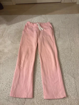 Rosa mjukisbyxor med snörning XS - Säljer ett par ljusrosa mjukisbyxor från Russemerch i storlek XS. Sparsamt använda. Säljer då dom är för stora för mig. Nypris 499