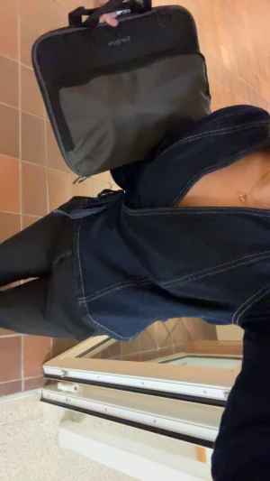 Mörkblå omlott jeansblus - Snygg mörkblå jeansblus med omlott-design och markerade sömmar. Blusen har knyt i ena midjan och långa ärmar, vilket ger en cool och modern look. Perfekt för dig som gillar streetstyle och vill sticka ut med en unik blus