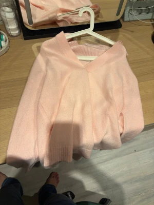 Ljusrosa stickad v-ringad tröja - En fin lång tröja från lager 157. Den e helt ny och är i storlek xs