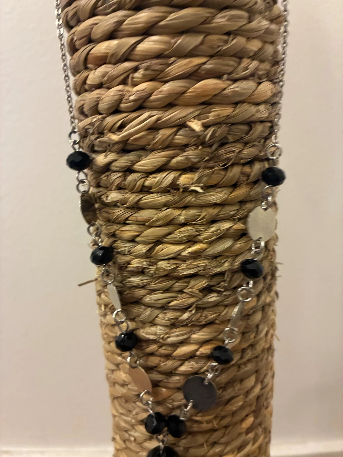 Silverfärgat halsband med svarta pärlor - 2