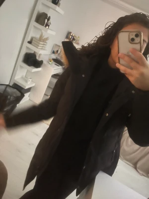 Hollies vinterjacka  - Hollies vinterjacka  jacka i strl xs. Den är tjock och skön och håller värmen inne. Den är i fint skick då jag knappast använt den. Ny pris 5199kr. 