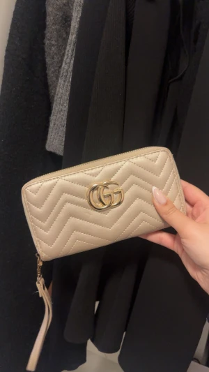 G plånbok - Jätte fin och rymmer mycket!