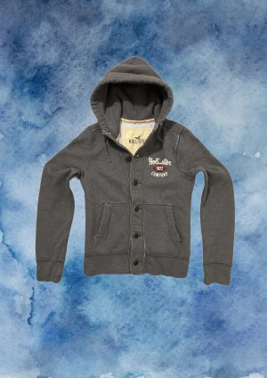 Vintage Hollister Hoodie Med Knappar - Säljer denna otroliga sällsynta och feta Hollister cardigan med knappar | Perfekt Skick | Längd ≈ 62cm, Bredd armhåla - armhåla ≈51 cm | Modell 175, 68 kg | 