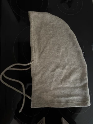 Beige balaclava med snörning från ILOU - Balaclava i mjuk beige bomull med långa snören framtill. Modellen är enkel och clean med en loose passform som täcker både huvud och hals. Perfekt för dig som vill ha en chill och trendig look. Passar till lager på lager-stil och funkar året runt. Slutsåld för tillfället. Nypris 275. Har använt min 2 gånger så nyskick, ser alldeles ny ut. https://ilousthlm.myshopify.com/products/balaclava-beige?utm_source=ig&utm_medium=social&utm_content=link_in_bio&fbclid=PAdGRleAOWaaBleHRuA2FlbQIxMQBzcnRjBmFwc