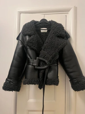 ADOORE Manchester Jacket  - Säljer den otroliga Manchester Jacket från ADOORE i strl S. Perfekt för kalla dagar och riktigt snygg till alla outfits! Använd, men i fint skick! Helt slutsåld och nypris är 2995kr.