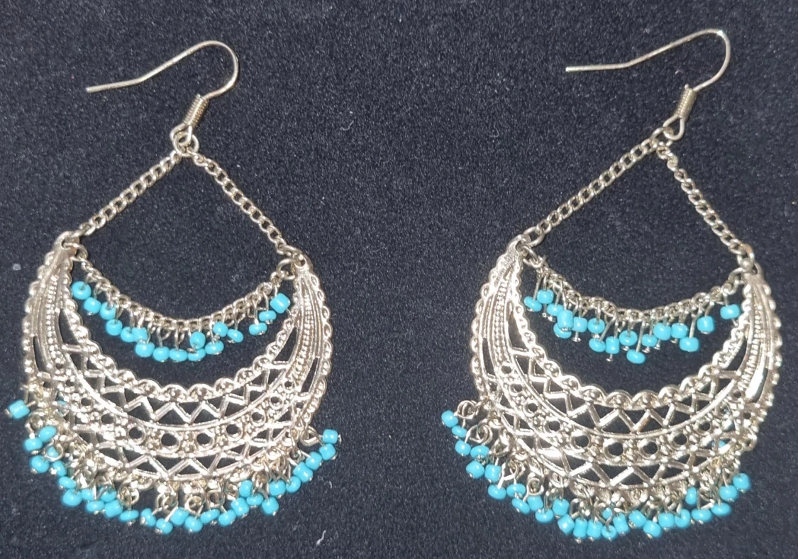 Silvriga örhängen med turkosa pärlor