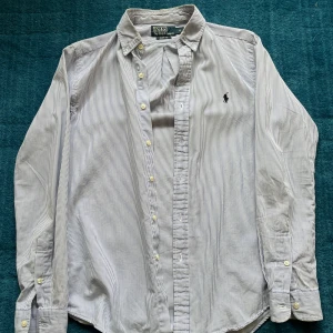 Ralph Lauren skjorta - Säljer min blå och vit randiga Ralph Lauren skjorta.                                                                             Nästan nyskick. Passar 170-185cm.