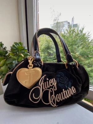 Juicy couture väska  - SÖKER!!!!! Söker en Juicy couture väska gärna i en mörkare färg, hör av dig om du vill sälja:)