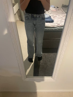 Ljusblå raka jeans från Denim Original - Ljusblå jeans från Denim Original med hög midja och raka ben. Klassisk femficksmodell i mjukt denimtyg, perfekt för dig som gillar en avslappnad och tidlös look. Snygg tvätt och enkel att matcha med allt i garderoben.