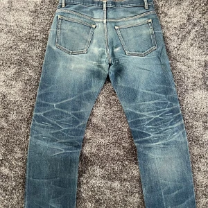 A.P.C. New Standard blå jeans, stl 32 - Säljer dessa otroliga apc selvage med galna fades. Passform: Straight. Storlek: 30. Perfekta för dig som gillar en tidlös och avslappnad stil. Tar ej emot skambud 