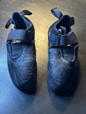 Mad Rock Drone HV svarta klätterskor - Gamla modellen av Mad Rock Drone HV Köpta i slutet av Mars, använda fåtal gånger pga fel storlek Har några fläckar, se bilder Ny pris: cirka 1500kr  Storlek: EU36/UK3.5/US4.5