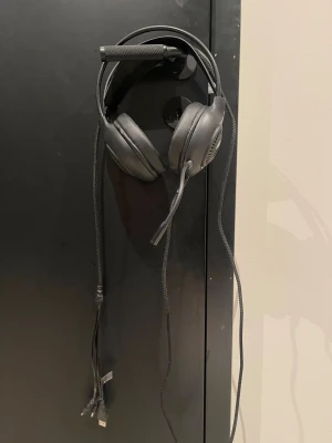 SG Sound Gaming Headset - Bekvämt gamingheadset med over-ear design, justerbar mikrofon och kabelanslutning via USB och 3,5mm. Passar både PC och konsol. Skicket är bra med mindre tecken på användning. Perfekt för spel och kommunikation.