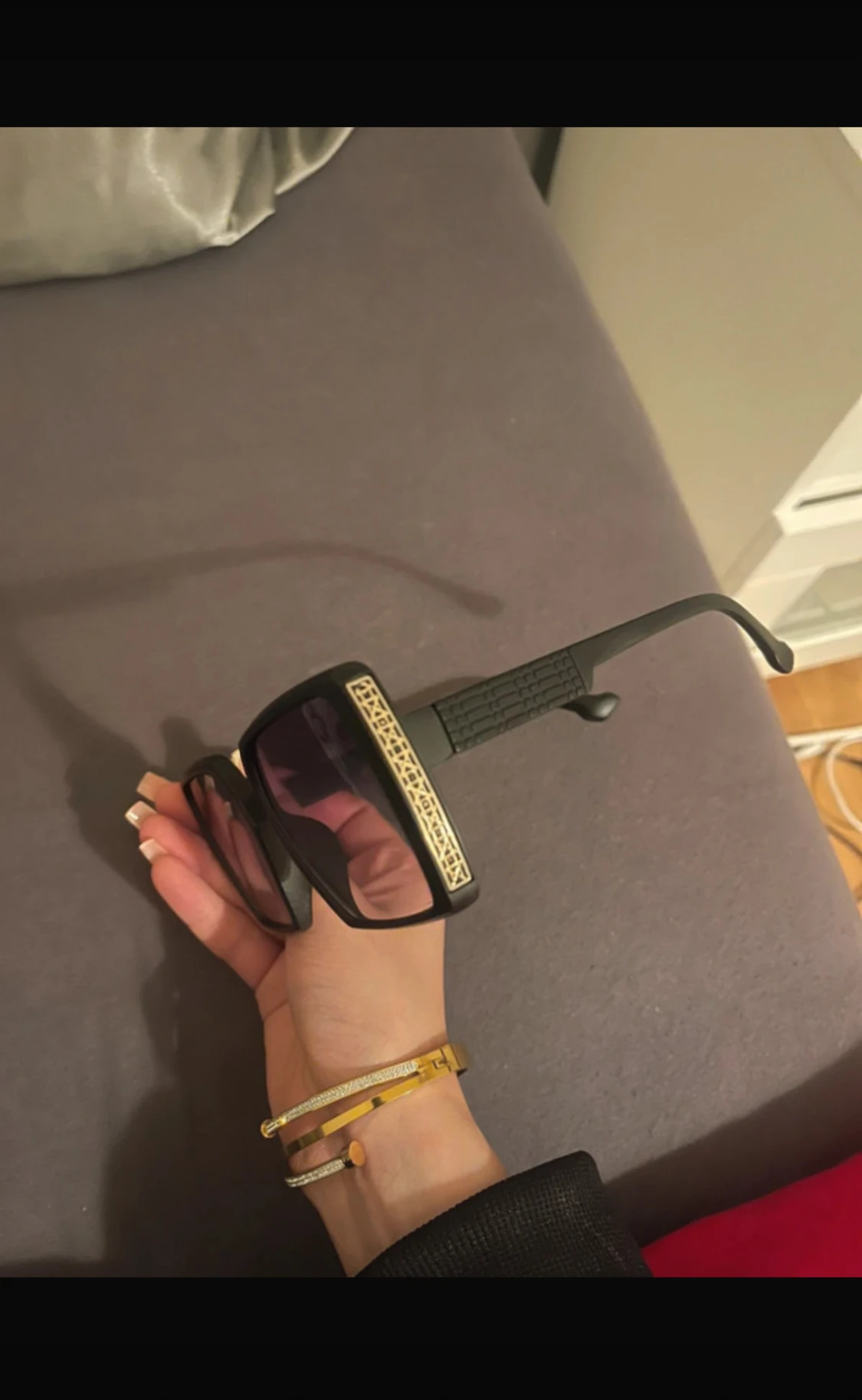 Svarta fyrkantiga solglasögon med gulddetalj - 1