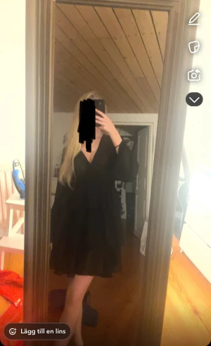 Svart omlottklänning med v-ringning - Supersnygg svart kortklänning med omlott och v-ringad hals 