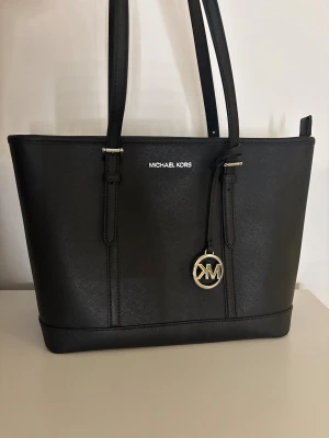 Helt ny väska från Michael kors - Helt ny svart väska från Michael kors. Väskan är helt ny utan prislapp och kommer med en Dust bag. Det är bara att ställa frågor💕