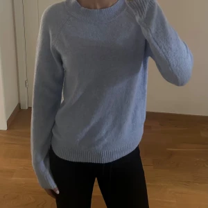 Ljusblå stickad från Vera Moda  - Knappt använd 