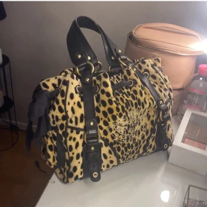 Juicy couture daydreamer - Jag köpte min juicy väska ett litet tag sen det här året men har inte använt den så mycket. Den har hållits i samma skick och ser precis ut som när jag köpte. Utsidan ser bra ut med insidan är lite mer sliten. Pris kan diskuteras