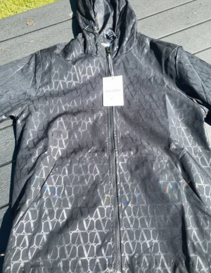Svart jacka - Säljer en svart jacka med ett riktigt coolt mönster. Storlek M. Hör av dig vid om du vill ha fler bilder eller har andra funderingar. 😎