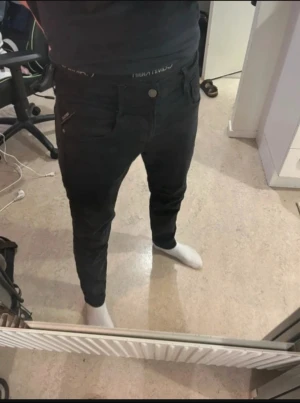 Replay hyperflex - Säljer nu dessa Replay Hyperflex jeans som överlag är i fint skick, skriv för fler bilder/frågor🙌 31/30. Modellen på bilden är 180 väger cirka 67 kg.