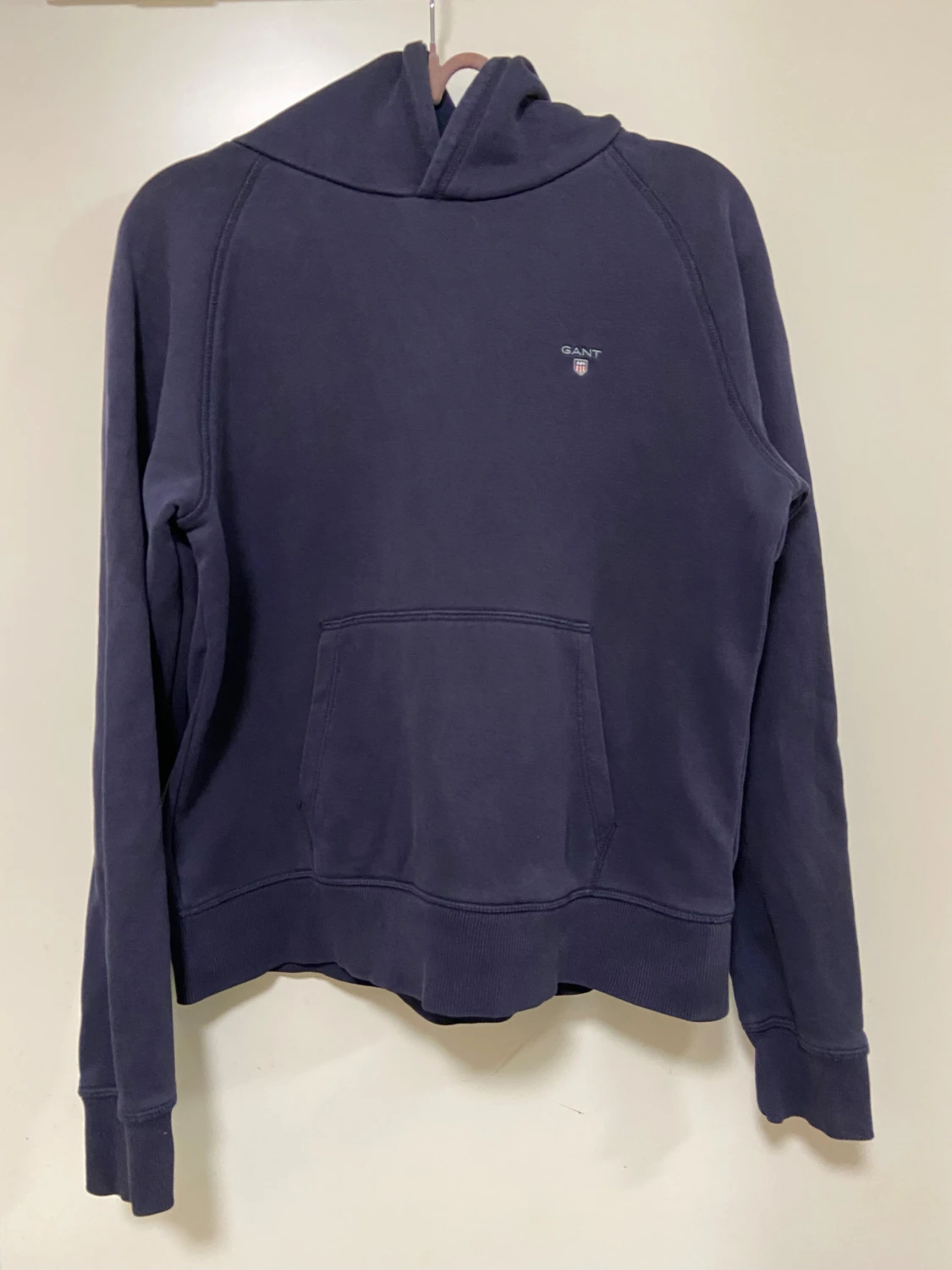 Mörkblå hoodie från GANT