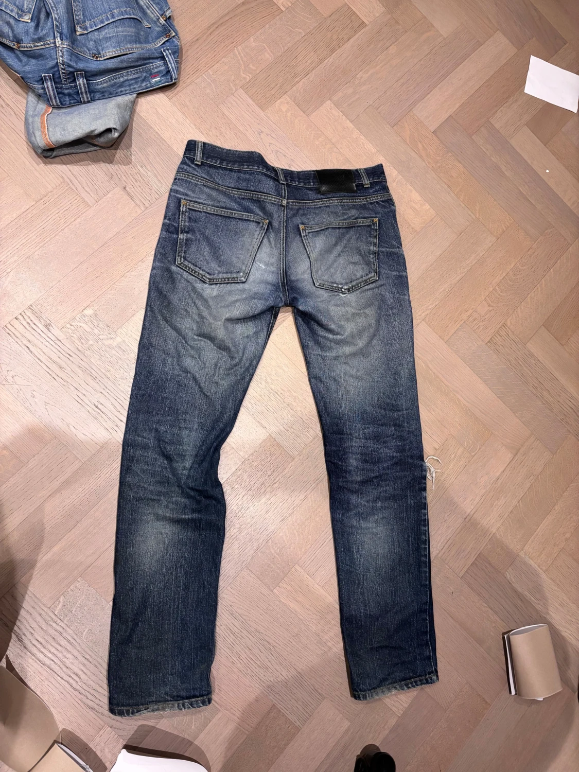 Galet feta jeans från human scales - 1